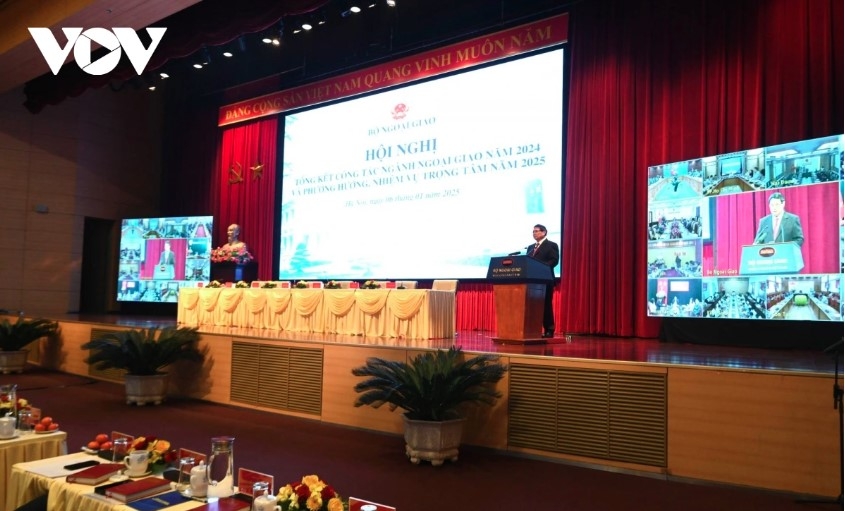 Diplomacy must drive 8% growth goal in 2025: PM Chinh